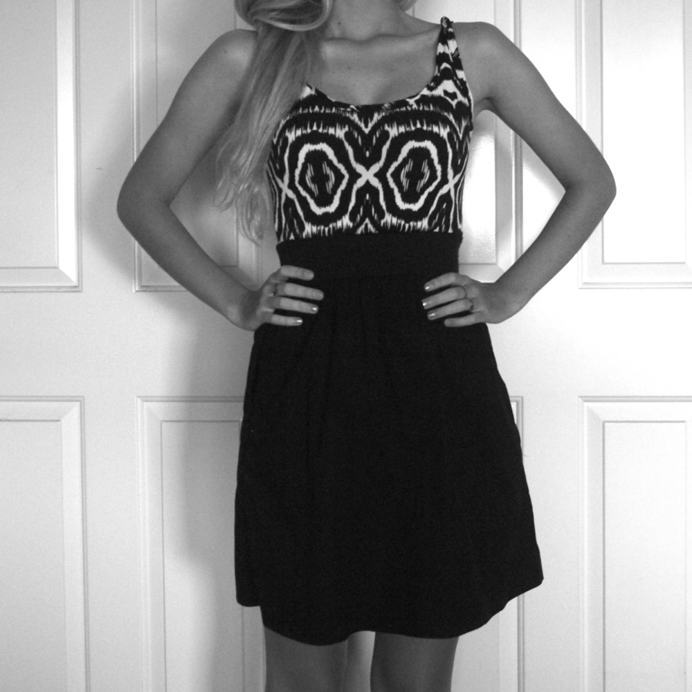 Sleeveless Black & White Patterned Waistband Dress